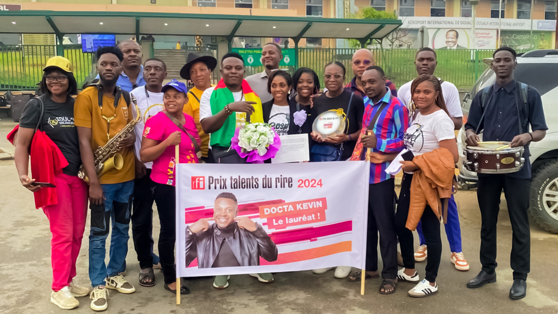 Docta Kevin au sommet du 10e Prix RFI Talents du Rire 2025 &agrave; Abidjan